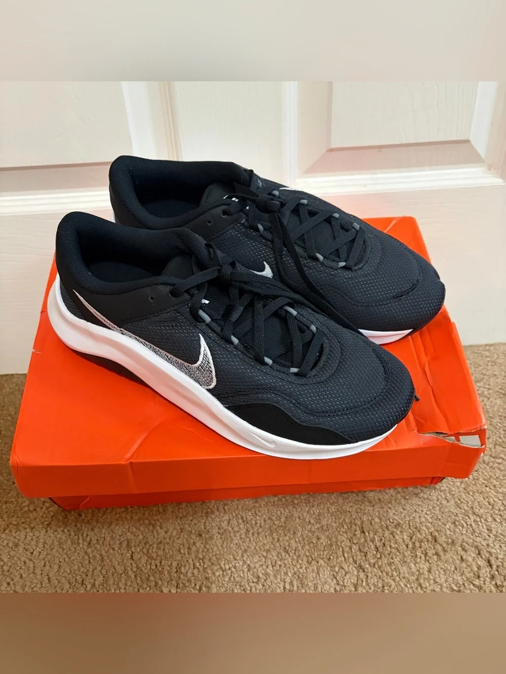 Nike NWT Legend Essential 3 Black and White Men's Athletic Running Shoes Size 9